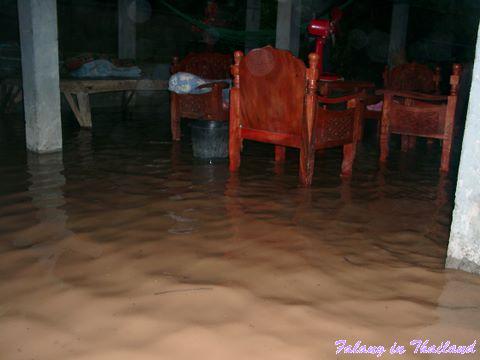 Regenzeit in Thailand - Überschwemmung unter dem Haus